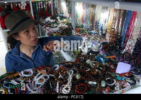 Verschiedene religiöse Merchandise Artikel zum Verkauf. Danang. Vietnam. | Verwendung weltweit Stockfoto