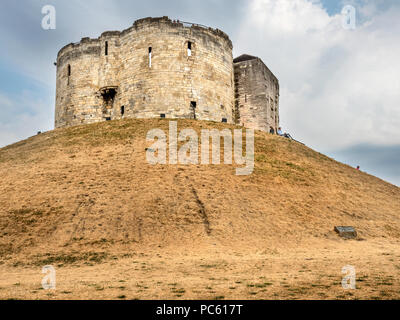 Ausgetrocknete Gras auf der Banken auf den Cliffords Tower im heißen Sommer in der Stadt 2018 von York Yorkshire England Stockfoto