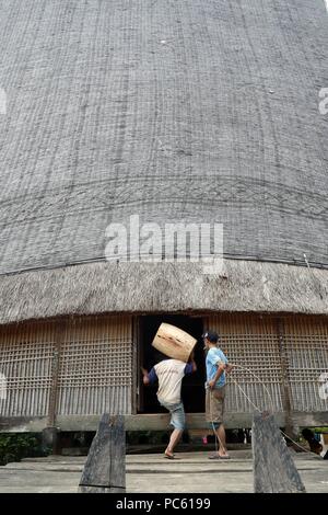 Kommunale Bahnar die ethnischen Minderheiten Rong Haus. Kon Tum. Vietnam. | Verwendung weltweit Stockfoto