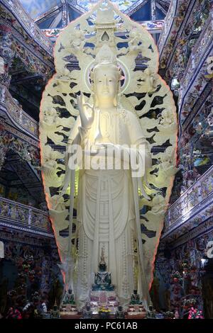 Linh Phuoc buddhistischen Pagode. Giant Golden Buddha stehend. Dalat. Vietnam. | Verwendung weltweit Stockfoto