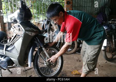 Mechanische Instandsetzung Motorrad auf lokaler Garage. Kon Tum. Vietnam. | Verwendung weltweit Stockfoto