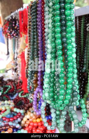 Verschiedene religiöse Merchandise Artikel zum Verkauf. Danang. Vietnam. | Verwendung weltweit Stockfoto