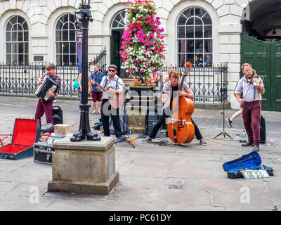 Buskers außerhalb des Mansion House in St Helens Square Stadt York Yorkshire England Stockfoto