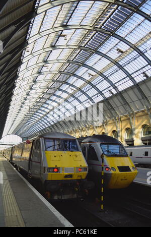 Züge am Bahnhof King's Cross, London Stockfoto