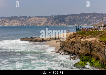 La Jolla Cove ist eine kleine, malerische Bucht und Strand, die Klippen in La Jolla, San Diego, Kalifornien, USA umgeben ist. Die Bucht ist als Pa geschützt Stockfoto