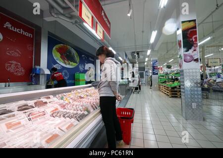 Auchan Supermarkt. Frau einkaufen. Ho Chi Minh City. Vietnam. | Verwendung weltweit Stockfoto