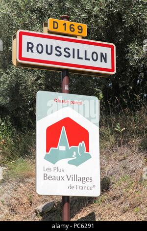 Roussillon, Frankreich - Juli 7, 2018: Roussillon Village Road Sign und die Schönsten Dörfer Frankreichs Panel Stockfoto