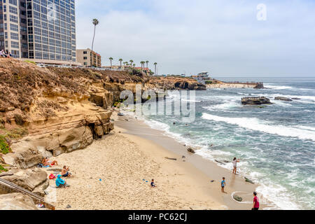 La Jolla Cove ist eine kleine, malerische Bucht und Strand, die Klippen in La Jolla, San Diego, Kalifornien, USA umgeben ist. Die Bucht ist als Pa geschützt Stockfoto