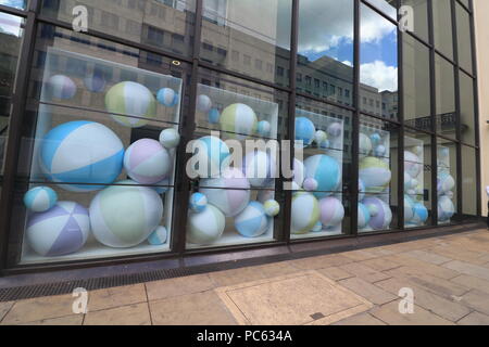 London, Großbritannien. 31. Juli 2018. Das Fenster des Private Banking und Wealth Manager Coutts in der Faser ist mit Sommer Strand Bälle Kredit eingerichtet: Amer ghazzal/Alamy leben Nachrichten Stockfoto