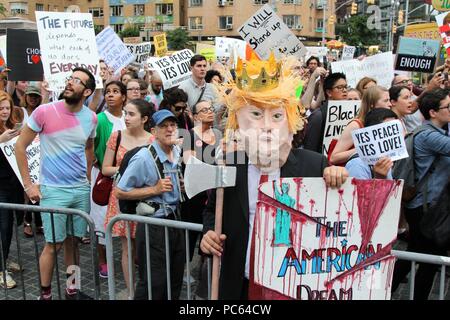 New York City, New York, USA. Juli 31, 2018. Bekannt als der Trumpf Marionette Performer, New York Schauspieler und Aktivist Elliot Krone, am 14 Sep, 2017 gezeigt, zu jeder Trumpf administration Protest, März oder Rally gefunden werden kann. Der Akteure hausgemachte Papier - mÃ¢ ché Masken theatralischen sind - themed Marionetten, die vertraute kulturelle Symbole mit dem Ziel der Verbreitung progressiven Ideen. Professionelle Kronen' Arbeit umfasst: Film und TV, Bühne, Voice Overs und Auftritte als Clown. Credit: G. Ronald Lopez/ZUMA Draht/Alamy leben Nachrichten Stockfoto