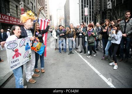 New York City, New York, USA. Juli 31, 2018. Bekannt als der Trumpf Marionette Performer, New York Schauspieler und Aktivist Elliot Krone, mit dem Steuersatz, der im März am 15. April 2017 gezeigt, zu jeder Trumpf administration Protest, März oder Rally gefunden werden kann. Der Akteure hausgemachte Papier - mÃ¢ ché Masken theatralischen sind - themed Marionetten, die vertraute kulturelle Symbole mit dem Ziel der Verbreitung progressiven Ideen. Professionelle Kronen' Arbeit umfasst: Film und TV, Bühne, Voice Overs und Auftritte als Clown. Credit: G. Ronald Lopez/ZUMA Draht/Alamy leben Nachrichten Stockfoto