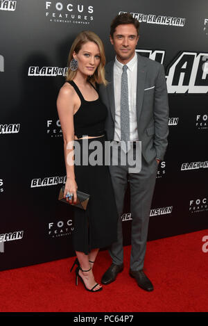 Ashley Hinshaw und Topher Grace besuchen New York Premiere von "BlacKkKlansman' an der Brooklyn Academy of Music am 30. Juli 2018 in New York City. Stockfoto