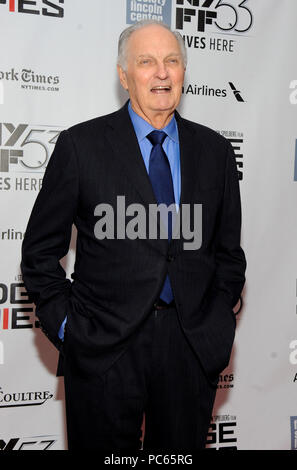 *** Foto *** Schauspieler Alan Alda geht an die Öffentlichkeit mit der Parkinson'schen Krankheit Diagnose: NEW YORK, NEW YORK - 4. Oktober: Schauspieler Alan Alda der 53 New York Film Festival Premiere von "Brücke von Spionen' in der Alice Tully Hall, Lincoln Center am 4. Oktober 2015 in New York City besucht. Quelle: John Palmer/MediaPunch Stockfoto