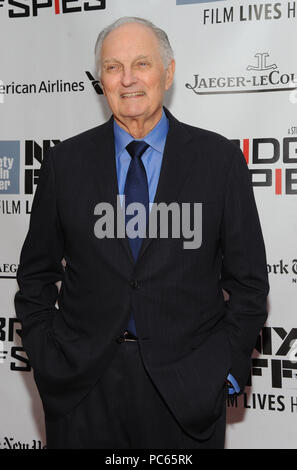 *** Foto *** Schauspieler Alan Alda geht an die Öffentlichkeit mit der Parkinson'schen Krankheit Diagnose: NEW YORK, NEW YORK - 4. Oktober: Schauspieler Alan Alda der 53 New York Film Festival Premiere von "Brücke von Spionen' in der Alice Tully Hall, Lincoln Center am 4. Oktober 2015 in New York City besucht. Quelle: John Palmer/MediaPunch Stockfoto