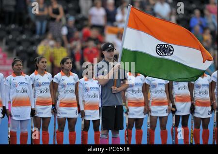 London, Großbritannien. 31. Juli 2018. Die indische Mannschaft während der Nationalhymne. Italien V Indien. Match 27. Crossover Spiel. Hockey der Frauen-WM 2018. Lee Valley Hockey Centre. Queen Elizabeth Olympic Park. Stratford. London. UK. 31.07.2018. Credit: Sport in Bildern/Alamy leben Nachrichten Stockfoto