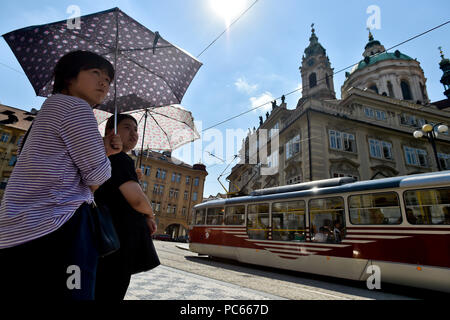 Prag, Tschechische Republik. Juli 31, 2018. Touristen mit Regenschirm während der Besichtigungen wegen des extrem heißen Wetter in Prag, Tschechische Republik, 31. Juli 2018. Quelle: Vit Simanek/CTK Photo/Alamy leben Nachrichten Stockfoto