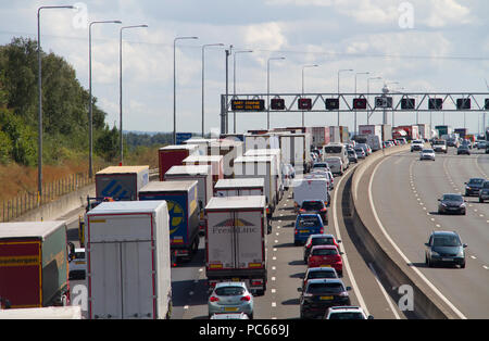 Autobahn M25, Ockendon, Essex, England. 31. Juli 2018. Lange tailback des Verkehrs auf der Autobahn M25 nähert sich der dartford Fluss überqueren, von einem Fahrzeug Feuer auf der Brücke schließen zwei Fahrspuren und Erstellen von Verzögerungen von über einer Stunde verursacht. Credit: Anthony Kay/Alamy leben Nachrichten Stockfoto