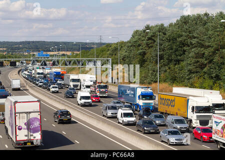 Autobahn M25, Ockendon, Essex, England. 31. Juli 2018. Lange tailback des Verkehrs auf der Autobahn M25 nähert sich der dartford Fluss überqueren, von einem Fahrzeug Feuer auf der Brücke schließen zwei Fahrspuren und Erstellen von Verzögerungen von über einer Stunde verursacht. Credit: Anthony Kay/Alamy leben Nachrichten Stockfoto