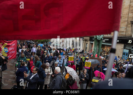 Glasgow, Schottland, am 31. Juli 2018. Rallye in Buchanan Street, zur Unterstützung der Flüchtlinge Vertreibung konfrontiert, die von privaten Wohnungsunternehmen Serco. Serco verkündete diese Woche, dass Sie anfangen würde, um Asylbewerber, deren Antrag auf Zuerkennung der Flüchtlingseigenschaft durch das Home Office abgelehnt haben, vertreiben. Bis zu 300 Flüchtlinge sind mit Blick auf bevorstehende Räumung. Bild: Jeremy Sutton-Hibbert / alamy Nachrichten. Stockfoto