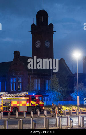 Glasgow, Schottland, Großbritannien, 31. Juli 2018: Die feuerwehrmänner in der Nacht an der baufälligen alten Stobhill Hospital, Glasgow, brach ein Feuer früh am Tag Credit: Kay Roxby/Alamy leben Nachrichten Stockfoto