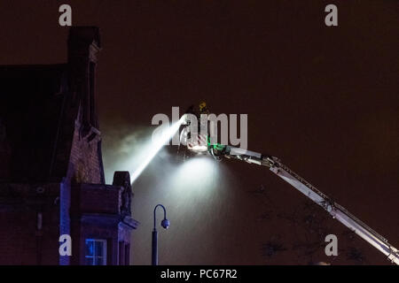 Glasgow, Schottland, Großbritannien, 31. Juli 2018: Die feuerwehrmänner in der Nacht an der baufälligen alten Stobhill Hospital, Glasgow, brach ein Feuer früh am Tag Credit: Kay Roxby/Alamy leben Nachrichten Stockfoto