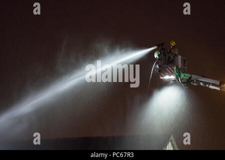 Glasgow, Schottland, Großbritannien, 31. Juli 2018: Die feuerwehrmänner in der Nacht an der baufälligen alten Stobhill Hospital, Glasgow, brach ein Feuer früh am Tag Credit: Kay Roxby/Alamy leben Nachrichten Stockfoto