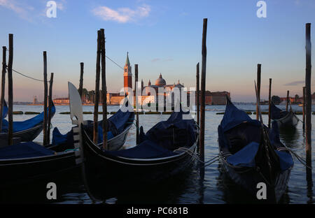 Venedig, Italien. 6. Juli, 2018. Szene aus Venedig, Italien. Venedig, die Hauptstadt der nördlichen Italien Veneto Region, ist auf mehr als 100 kleine Inseln in einer Lagune in der Adria gebaut. Es hat keine Straßen, nur Kanäle''""" einschließlich der Grand Canal Durchgangsstraße''""" mit Renaissance und gotischen Palästen gesäumt. Credit: Leigh Taylor/ZUMA Draht/Alamy leben Nachrichten Stockfoto