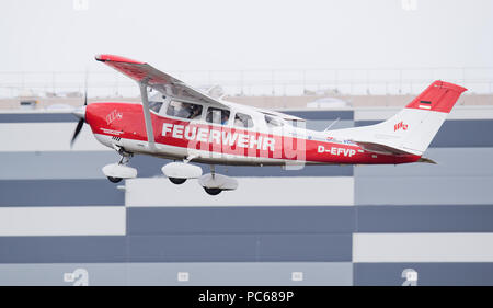 Hildesheim, Deutschland. Juli 31, 2018. 31.07.2018, Deutschland, Hildesheim: Ein Flugzeug der Feuerwehr der Niedersachsen, die für den Flug. Aufgrund der hohen Gefahr von Waldbränden, der Flug ist auf Pflicht und überwacht die umliegenden Wälder. (Auf dpa-Korr des 01.08.2018) Credit: Julian Stratenschulte/dpa/Alamy leben Nachrichten Stockfoto