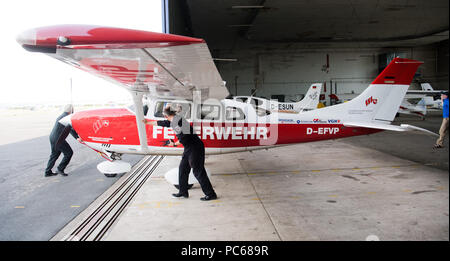 Hildesheim, Deutschland. Juli 31, 2018. 31.07.2018, Deutschland, Hildesheim: Ein aviator der Feuerwehr Niedersachsen ist für den Flug vorbereitet. Aufgrund der hohen Gefahr von Waldbränden, der Flug ist auf Pflicht und überwacht die umliegenden Wälder. (Auf dpa-Korr des 01.08.2018) Credit: Julian Stratenschulte/dpa/Alamy leben Nachrichten Stockfoto