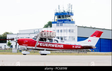 Hildesheim, Deutschland. Juli 31, 2018. 31.07.2018, Deutschland, Hildesheim: ein Flugzeug von der Feuerwehr Niedersachsen nimmt für den Flug. Aufgrund der hohen Gefahr von Waldbränden, der Flug ist auf Pflicht und überwacht die umliegenden Wälder. (Auf dpa-Korr des 01.08.2018) Credit: Julian Stratenschulte/dpa/Alamy leben Nachrichten Stockfoto