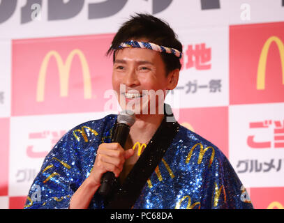 Tokio, Japan. Juli 31, 2018. Japanische Sängerin Hiromi Go sorgt sich McDonald's Japan Werbeveranstaltung der 'lokalen Gourmet Burger" in Tokio am Dienstag, 31. Juli 2018. Gehen und japanische Schauspieler Dandy Sakano mit professionellen Eiskunstläuferin Asada Mai ihre Heimatstadt Küche push schmeckte Burger auf der Veranstaltung. Credit: Yoshio Tsunoda/LBA/Alamy leben Nachrichten Stockfoto