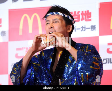 Tokio, Japan. Juli 31, 2018. Japanische Sängerin Hiromi Go sorgt sich McDonald's Japan Werbeveranstaltung der 'lokalen Gourmet Burger" in Tokio am Dienstag, 31. Juli 2018. Gehen und japanische Schauspieler Dandy Sakano mit professionellen Eiskunstläuferin Asada Mai ihre Heimatstadt Küche push schmeckte Burger auf der Veranstaltung. Credit: Yoshio Tsunoda/LBA/Alamy leben Nachrichten Stockfoto