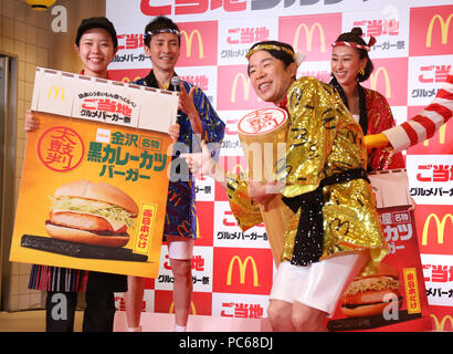 Tokio, Japan. Juli 31, 2018. Japanische Schauspieler Dandy sakano besucht McDonald's Japan Werbeveranstaltung der 'lokalen Gourmet Burger" in Tokio am Dienstag, 31. Juli 2018. Sakano und japanische Sängerin Hiromi Gehen Sie mit professionellen Eiskunstläuferin Mai Asada drücken ihre Heimatstadt Küche Burger am Fall geschmeckt. Credit: Yoshio Tsunoda/LBA/Alamy leben Nachrichten Stockfoto