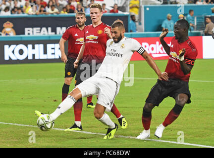 Miami Gardens, FL, USA. Juli 31, 2018. Mostafa Karim Benzema ein Tor hinter David de Gea von Manchester United in der ersten Hälfte. Internationalen Champions Cup. Miami Gardens, FL. Juli 31, 2018. Personal Foto von Jim Rassol Credit: Sonne-hinweissymbol/ZUMA Draht/Alamy leben Nachrichten Stockfoto