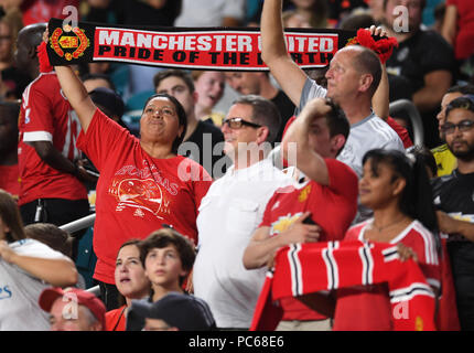 Miami Gardens, FL, USA. Juli 31, 2018. Manchester United Fans feiern ein Tor gegen Real Madrid. Internationalen Champions Cup. Miami Gardens, FL. Juli 31, 2018. Personal Foto von Jim Rassol Credit: Sonne-hinweissymbol/ZUMA Draht/Alamy leben Nachrichten Stockfoto