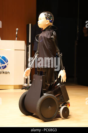 Tokio, Japan. Juli 31, 2018. Ein Kind humanoide Roboter "ibuki", entwickelt von der Osaka University Graduate School Professor Hiroshi Ishiguro, ist für die Presse im Nationalmuseum von aufstrebenden Wissenschaft und Innovation oder Miraikan in Tokio am Dienstag, 31. Juli 2018 vorgestellt. Die 120 cm hoch exzentrisch Antriebsräder Android hat ein ausdrucksstarkes Gesicht und macht Gesten mit den Händen. Credit: Yoshio Tsunoda/LBA/Alamy leben Nachrichten Stockfoto