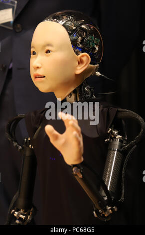 Tokio, Japan. Juli 31, 2018. Ein Kind humanoide Roboter "ibuki", entwickelt von der Osaka University Graduate School Professor Hiroshi Ishiguro, ist für die Presse im Nationalmuseum von aufstrebenden Wissenschaft und Innovation oder Miraikan in Tokio am Dienstag, 31. Juli 2018 vorgestellt. Die 120 cm hoch exzentrisch Antriebsräder Android hat ein ausdrucksstarkes Gesicht und macht Gesten mit den Händen. Credit: Yoshio Tsunoda/LBA/Alamy leben Nachrichten Stockfoto