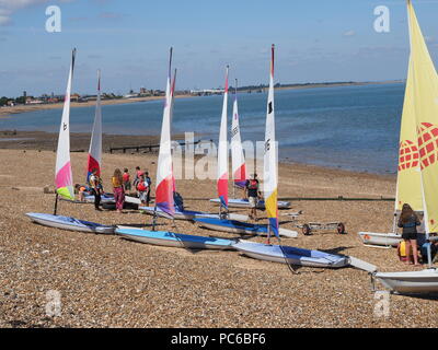 Sheerness, Kent, Großbritannien. 1 Aug, 2018. UK Wetter: sonnig und warm, morgen in Sheerness, Kent. Bunte Topper & Pico Jollen stehen am Strand mit Blauer Himmel getakelt als Jugendliche zu einem Segelkurs auf der Insel Sheppey Sailing Club. Credit: James Bell/Alamy leben Nachrichten Stockfoto