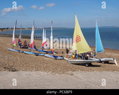 Sheerness, Kent, Großbritannien. 1 Aug, 2018. UK Wetter: sonnig und warm, morgen in Sheerness, Kent. Bunte Topper & Pico Jollen stehen am Strand mit Blauer Himmel getakelt als Jugendliche zu einem Segelkurs auf der Insel Sheppey Sailing Club. Credit: James Bell/Alamy leben Nachrichten Stockfoto