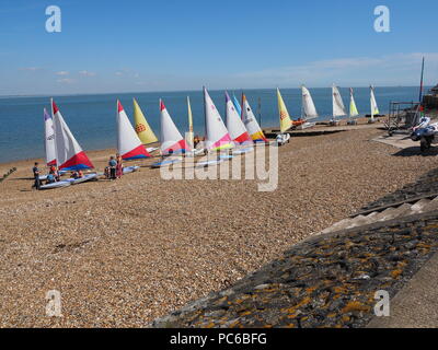 Sheerness, Kent, Großbritannien. 1 Aug, 2018. UK Wetter: sonnig und warm, morgen in Sheerness, Kent. Bunte Topper & Pico Jollen stehen am Strand mit Blauer Himmel getakelt als Jugendliche zu einem Segelkurs auf der Insel Sheppey Sailing Club. Credit: James Bell/Alamy leben Nachrichten Stockfoto