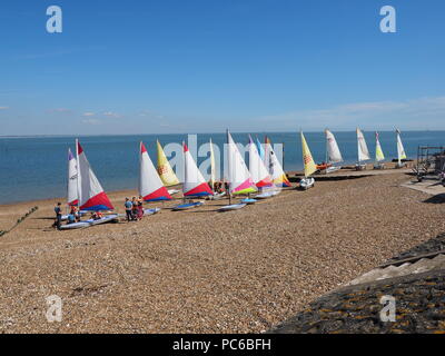 Sheerness, Kent, Großbritannien. 1 Aug, 2018. UK Wetter: sonnig und warm, morgen in Sheerness, Kent. Bunte Topper & Pico Jollen stehen am Strand mit Blauer Himmel getakelt als Jugendliche zu einem Segelkurs auf der Insel Sheppey Sailing Club. Credit: James Bell/Alamy leben Nachrichten Stockfoto