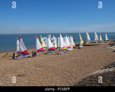 Sheerness, Kent, Großbritannien. 1 Aug, 2018. UK Wetter: sonnig und warm, morgen in Sheerness, Kent. Bunte Topper & Pico Jollen stehen am Strand mit Blauer Himmel getakelt als Jugendliche zu einem Segelkurs auf der Insel Sheppey Sailing Club. Credit: James Bell/Alamy leben Nachrichten Stockfoto