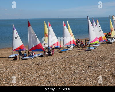 Sheerness, Kent, Großbritannien. 1 Aug, 2018. UK Wetter: sonnig und warm, morgen in Sheerness, Kent. Bunte Topper & Pico Jollen stehen am Strand mit Blauer Himmel getakelt als Jugendliche zu einem Segelkurs auf der Insel Sheppey Sailing Club. Credit: James Bell/Alamy leben Nachrichten Stockfoto