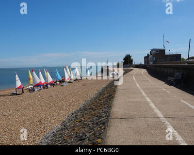 Sheerness, Kent, Großbritannien. 1 Aug, 2018. UK Wetter: sonnig und warm, morgen in Sheerness, Kent. Bunte Topper & Pico Jollen stehen am Strand mit Blauer Himmel getakelt als Jugendliche zu einem Segelkurs auf der Insel Sheppey Sailing Club. Credit: James Bell/Alamy leben Nachrichten Stockfoto