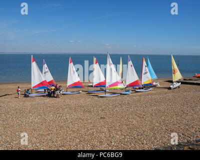 Sheerness, Kent, Großbritannien. 1 Aug, 2018. UK Wetter: sonnig und warm, morgen in Sheerness, Kent. Bunte Topper & Pico Jollen stehen am Strand mit Blauer Himmel getakelt als Jugendliche zu einem Segelkurs auf der Insel Sheppey Sailing Club. Credit: James Bell/Alamy leben Nachrichten Stockfoto