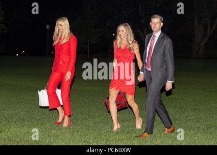 Washington, DC. Juli 31, 2018. (L - R) Ivanka Trump, Lara Trump und Eric Trump Ausfahrt Marine One, wie sie Rückkehr aus Tampa Bay, Florida zum Weißen Haus am 31. Juli, 2018 in Washington, DC. Credit: Tasos Katopodis/Pool über CNP | Verwendung der weltweiten Kredit: dpa/Alamy leben Nachrichten Stockfoto