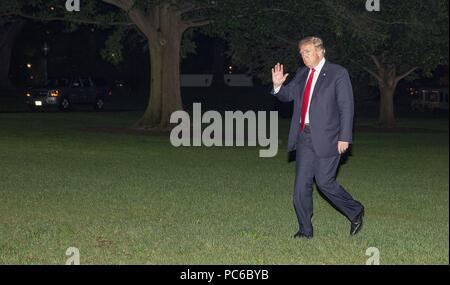 Washington, DC. Juli 31, 2018. Präsidenten der Vereinigten Staaten Donald J. Trumpf Wellen in der Presse, als er aus Tampa Bay, Florida zum Weißen Haus am 31. Juli, 2018 in Washington, DC. Credit: Tasos Katopodis/Pool über CNP | Verwendung der weltweiten Kredit: dpa/Alamy leben Nachrichten Stockfoto