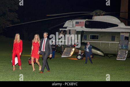 Washington, DC. Juli 31, 2018. (L - R) Ivanka Trump, Lara Trump und Eric Trump Ausfahrt Marine One, wie sie Rückkehr aus Tampa Bay, Florida zum Weißen Haus am 31. Juli, 2018 in Washington, DC. Credit: Tasos Katopodis/Pool über CNP | Verwendung der weltweiten Kredit: dpa/Alamy leben Nachrichten Stockfoto