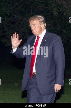 Washington, DC. Juli 31, 2018. Präsidenten der Vereinigten Staaten Donald J. Trumpf Wellen in der Presse, als er aus Tampa Bay, Florida zum Weißen Haus am 31. Juli, 2018 in Washington, DC. Credit: Tasos Katopodis/Pool über CNP | Verwendung der weltweiten Kredit: dpa/Alamy leben Nachrichten Stockfoto