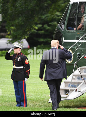 Washington, USA. Juli 31, 2018. Us-Präsident Donald Trump (R) Wanderungen auf dem Südrasen überschrift für die Marine in Washington, DC, USA, am 31. Juli 2018. Us-Präsident Donald Trump sagte am Dienstag, dass die Vereinigten Staaten und Iran treffen konnten" recht bald." Quelle: Liu Jie/Xinhua/Alamy leben Nachrichten Stockfoto